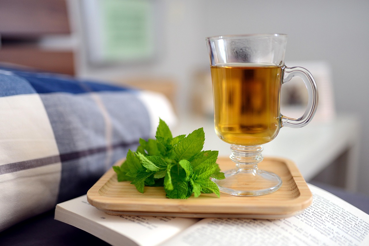 Tisana serale in tazza, con erbe aromatiche, ideale per migliorare metabolismo e favorire il sonno.