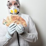 Immagine che mostra un pacchista con una valigia piena di soldi, simbolo dei guadagni sorprendenti.