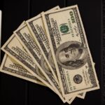 Persona che riceve un pagamento di 3600€ sul conto, simbolo della Legge 104.